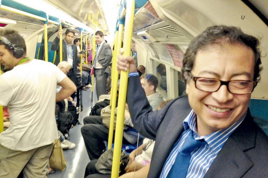 El alcalde Gustavo Petro en el metro de Londres. / Juan Camilo Maldonado T.