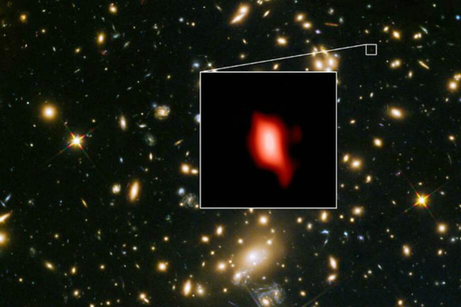 Esta es la remota galaxia MACS1149-JD1, vista por ALMA como era hace 13.300 millones de años y con su distribución de oxígeno representado en rojo. / ALMA, Hubble, Hashimoto et al
