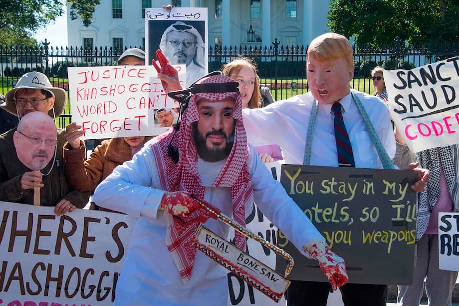 Protestantes a las afueras de la Casa Blanca en Washington se vistieron como el príncipe heredero, Mohammed bin Salman, y el presidente de Estados Unidos, Donald Trump. / AFP