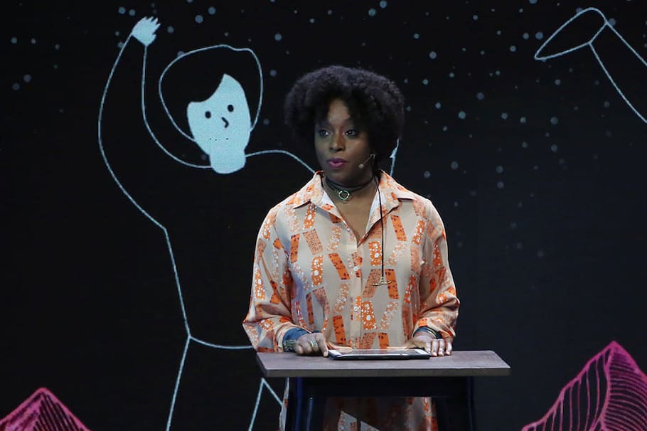 Chimamanda Ngozi invita a leer sobre otros para evitar racismo y machismo