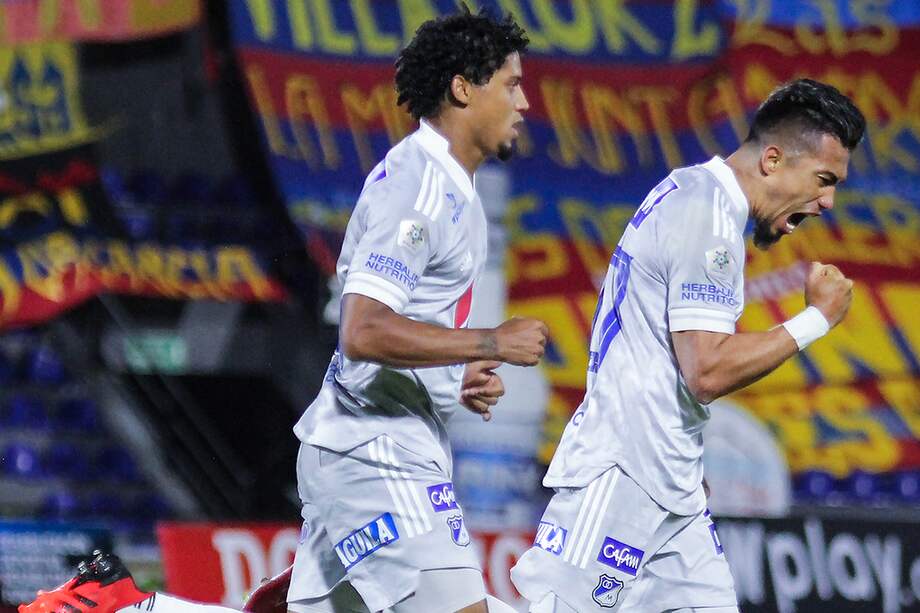 Fernando Uribe (der.) anotó doblete en la victoria de Millonarios.
