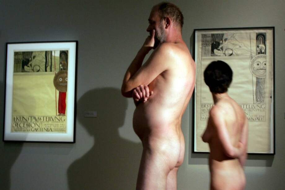 Visitantes desnudos pasean por la exposición "La verdad desnuda" en el museo Leopold, en Viena.