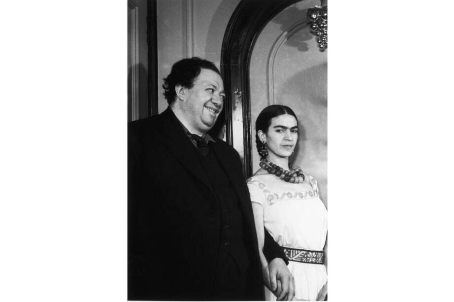 La pintora habla de la mirada de Diego, resalta su amplio campo visual como el de un "pintor de espacios y mutitudes", y profundiza con humor en sus rasgos.. "su boca búdica (de buda), de labios carnosos, una sonrisa irónica y tierna, flor de su imagen".