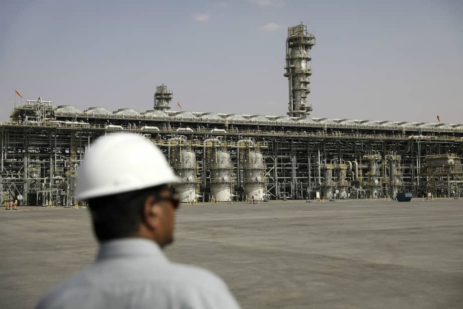 El beneficio neto de Aramco cayó 50 % en el primer semestre del año, a US$23.200 millones.