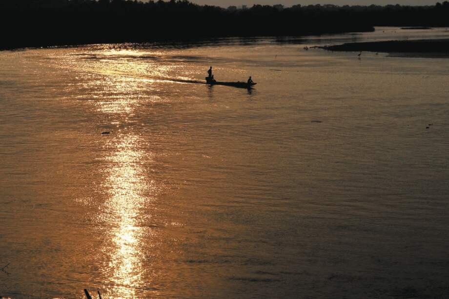 William Ospina dice: "Colombia es todavía de una exuberancia asombrosa. Cómo sería cuando el río Magdalena estaba dentado de caimanes". El Magdalena a la altura de Barrancabermeja.