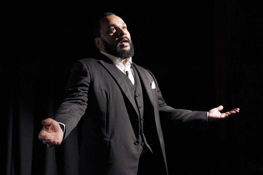 Dieudonné M’bala M’bala, humorista francés que podría ser condenado a cinco años de cárcel por apología al terrorismo. / AFP