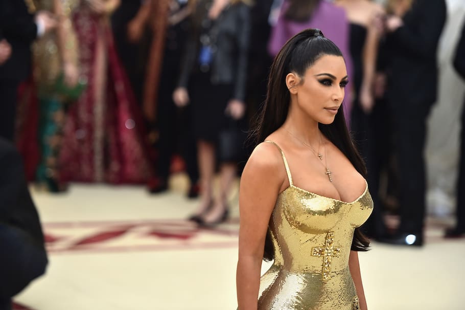 ¡Kim Kardashian vuelve a sorprender! Así se hizo su traje en cinta pegante