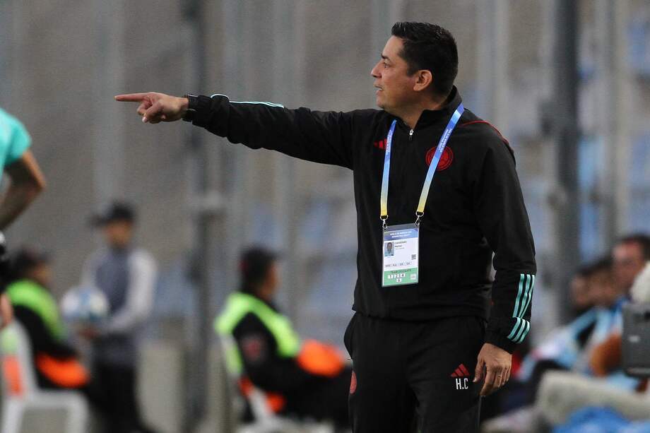 El seleccionador de Colombia Héctor Cárdenas en un partido de los cuartos de final de la Copa Mundial de Fútbol sub-20 2023.