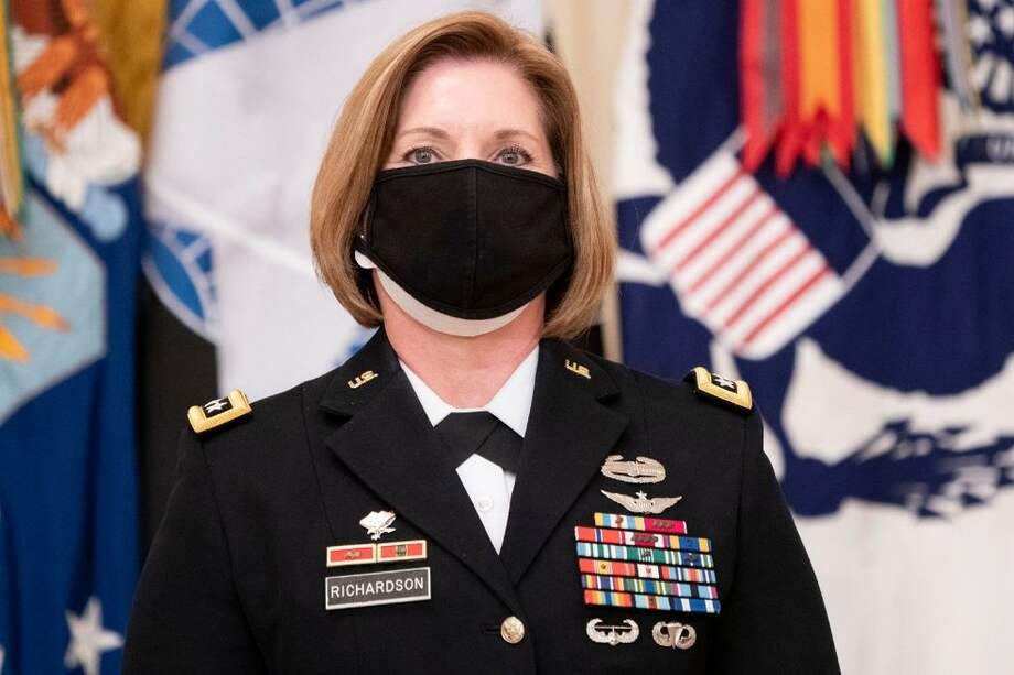 La teniente general del ejército Laura Richardson, asiste a su evento de nominación en el East Room de la Casa Blanca.