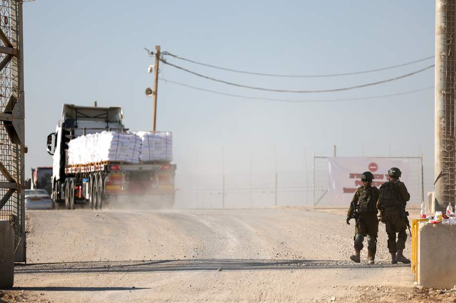 Soldados israelíes hacen guardia en la puerta fronteriza durante el paso de un convoy de ayuda del Programa Mundial de Alimentos (PMA) por el cruce de Erez, en la frontera con el norte de la Franja de Gaza, en el sur Israel, 11 de noviembre de 2024.