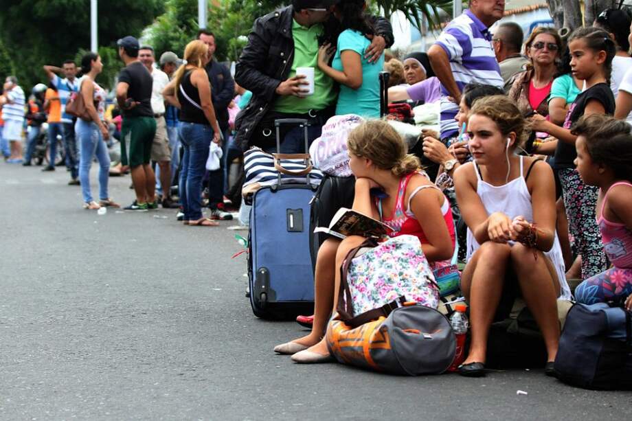 Colombianos en su camino de regreso a casa desplazados por Maduro en la aduana en la ciudad fronteriza de San Antonio, Estado Táchira. / AFP