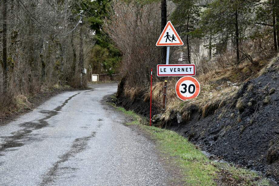 Esta fotografía tomada el 27 de marzo de 2024 muestra una entrada del pueblo de Le Vernet, en los Alpes del sur de Francia, cerca de Haut-Vernet, donde Emile, de 2 años, desapareció mientras estaba con sus abuelos hace meses en una calle de la pequeña pueblo de 25 habitantes a una altitud de alrededor de 1.200 metros (4.000 pies).