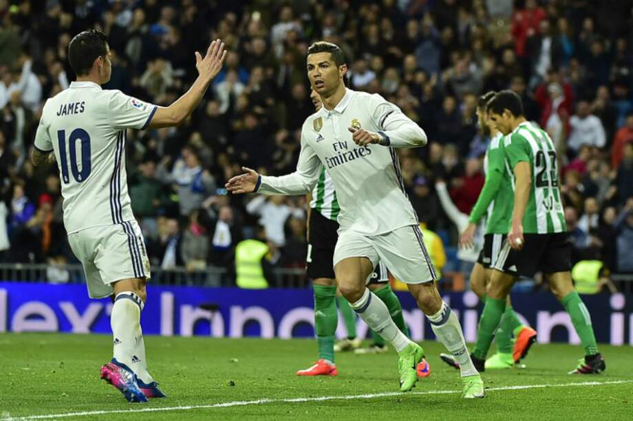 El colombiano James Rodríguez celebra el primer gol de Real Madrid con el portugués Cristiano Ronaldo. / AFP