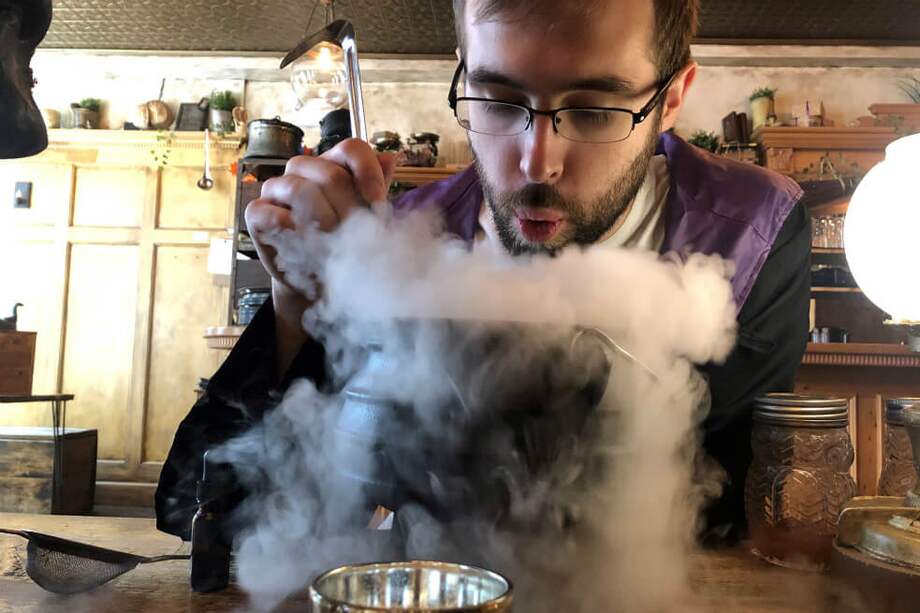 Una persona mientras prepara su propia bebida en "The Cauldron" (El Caldero). / EFE