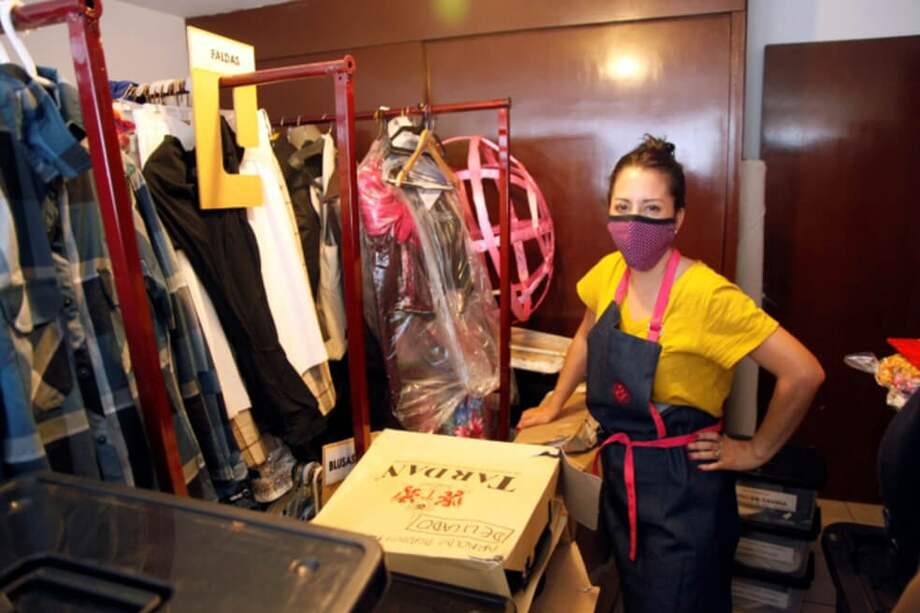 Estela Fagoaga, diseñadora de modas y encargada del vestuario teatral, propuso elaborar junto a seis empleados tapabocas utilizando retazos de telas coloridas. / AFP