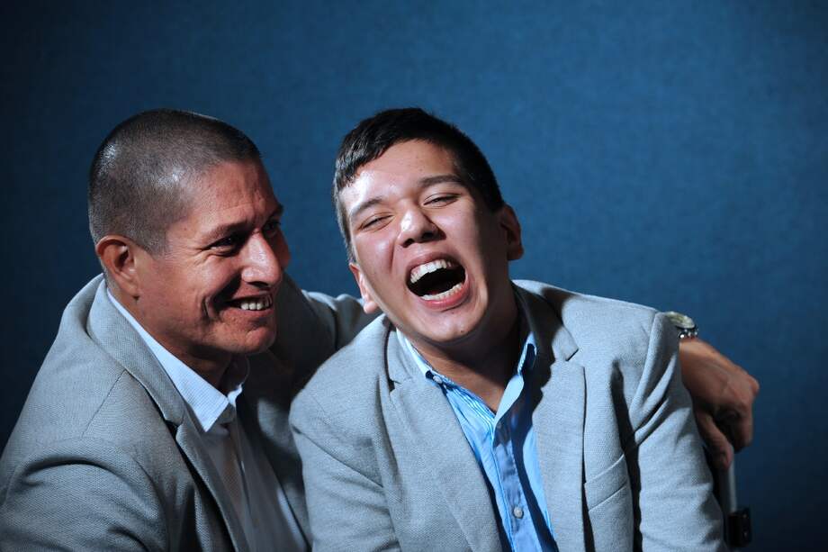 "Soy feliz de tener un niño especial, fue lo mejor que me pasó en la vida. Nos cambió todo, pero para bien”, asegura Óscar Caro.
/ Nelson Sierra G.