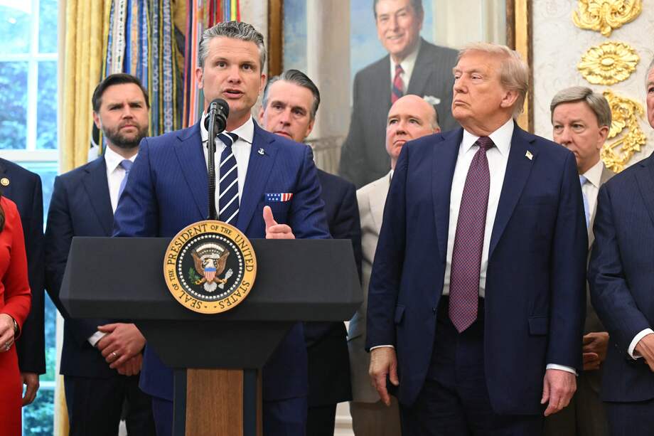 El presidente de Estados Unidos, Donald Trump (derecha), observa al secretario de Guerra de Estados Unidos, Pete Hegseth.