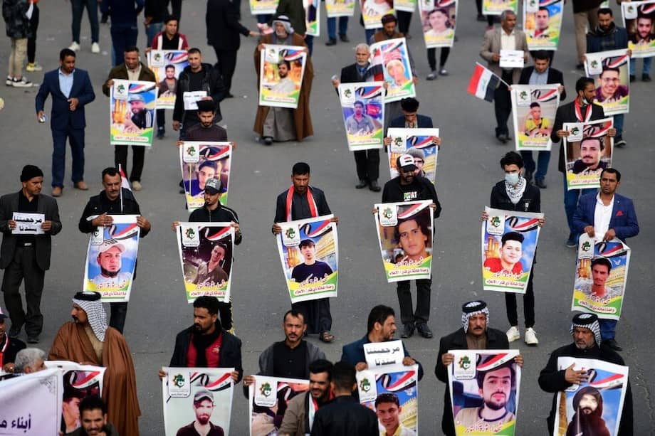 Cientos de personas marcharon en Bagdad recordando con carteles a aquellos que han muerto durante las protestas. / EFE