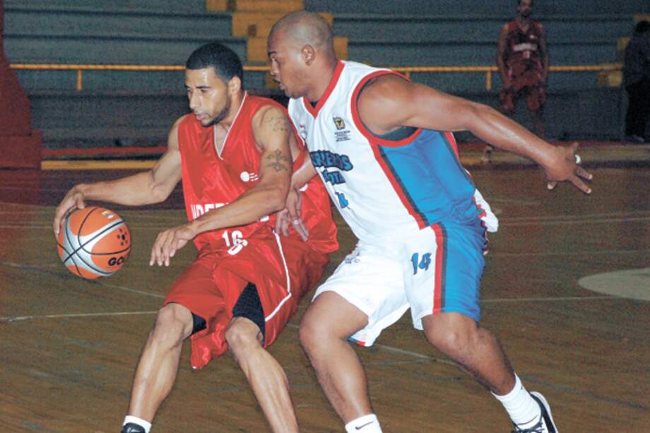 Arrancó la Copa Invitacional de Baloncesto 2012