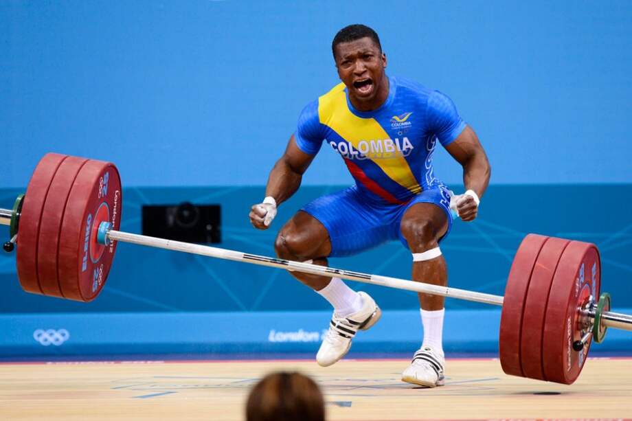 Óscar Figueroa besa la medalla de oro en medio de las lágrimas. / AFP