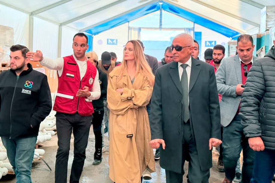 La actriz estadounidense Angelina Jolie (c) visitó este viernes el lado egipcio del paso fronterizo de Rafah, que conecta la Franja de Gaza con Egipto para mostrar su solidaridad con el pueblo palestino y seguir en 'in situ' las labores humanitarias.