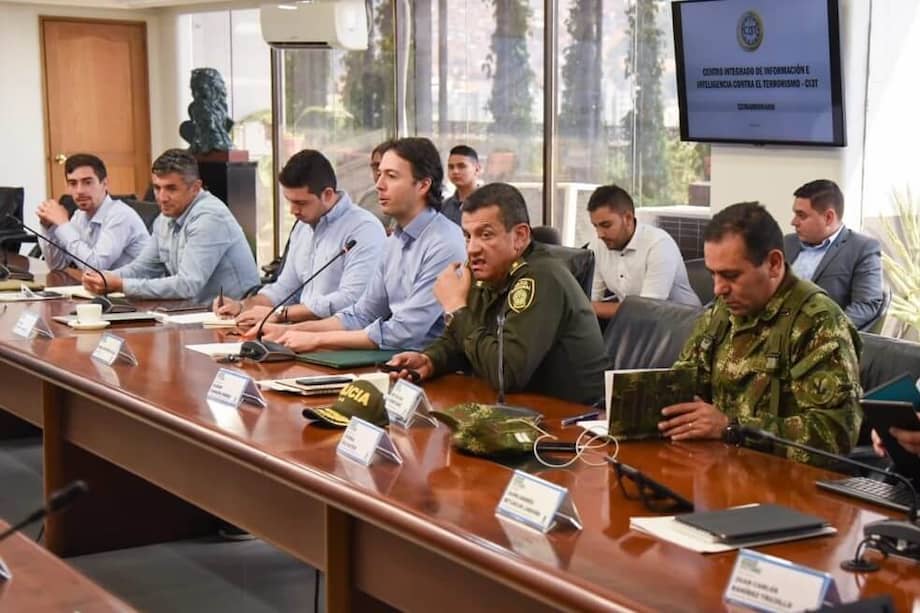 Daniel Quintero reunido con la Policía y el Ejército durante el consejo de seguridad. / Twitter @QuinteroCalle