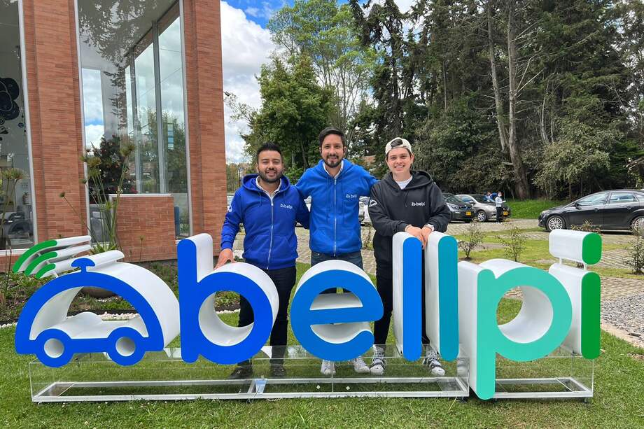 Jaime Andrés Mayoral es el CEO de bellpi, Sebastián Ángel Godoy es el Head of product y Julián Hernández Rodríguez es el Head of Marketing, los emprendedores detrás de esta idea de comercialización, con base tecnológica, de carros usados en Colombia.