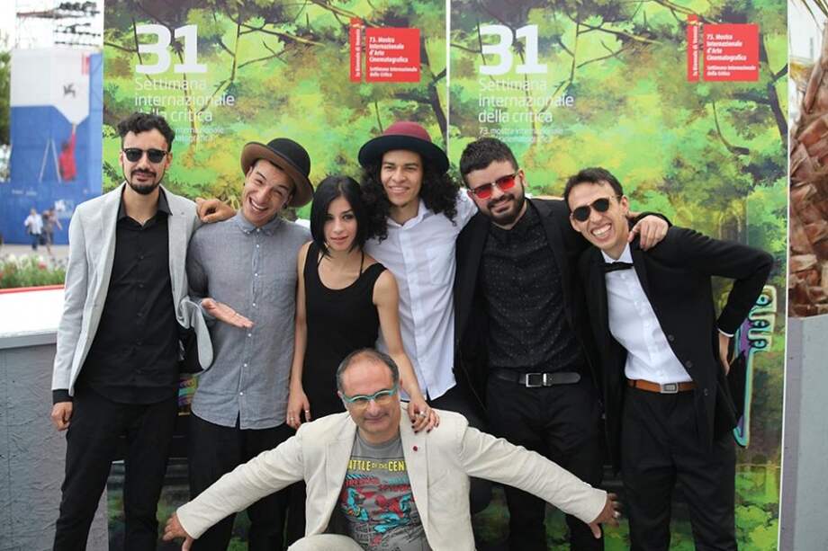 El director Juan Sebastián Mesa, los productores José Duque y Alexander Arbeláez, y los actores Alejandro Pérez, María Camila Castrillon y Esteban Alcaraz en Venecia. / Cortesía Francesco Crispino