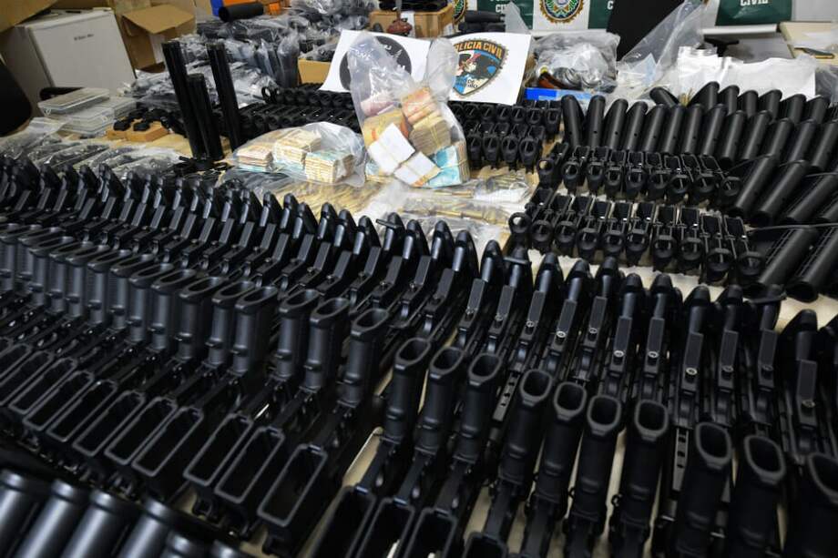 En enero, el presidente de Brasil, Jair Bolsonaro, firmó un decreto que facilitó la compra de armas a civiles. / AFP