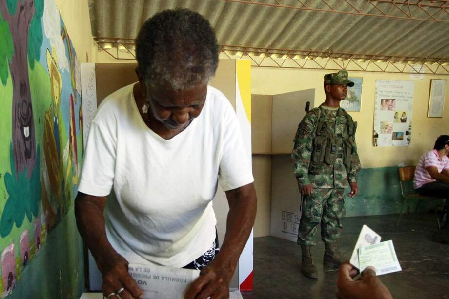 Una ciudadana inserta el tarjetón electoral en una de las urnas en las elecciones locales de 2015. / EFE