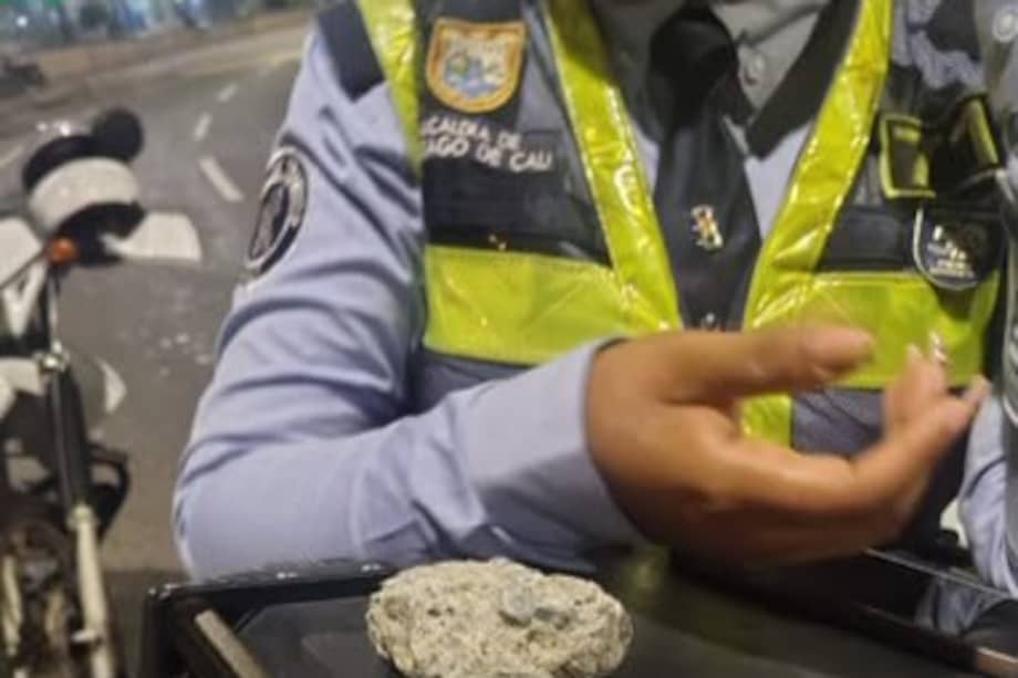 Mientras atendían una emergencia por un vehículo sin frenos, agentes de tránsito fueron atacados con piedras por varios ciudadanos.