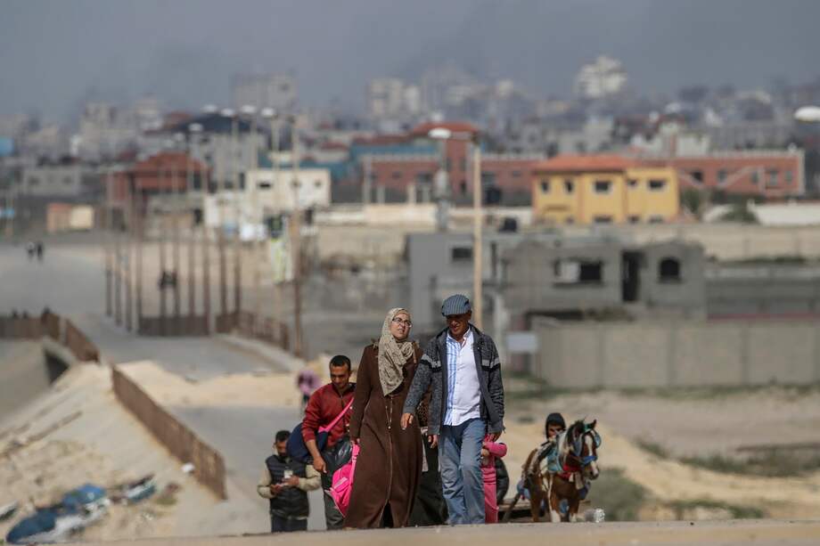 Palestinos cruzan del norte al sur de Gaza por la carretera Al Rashid.