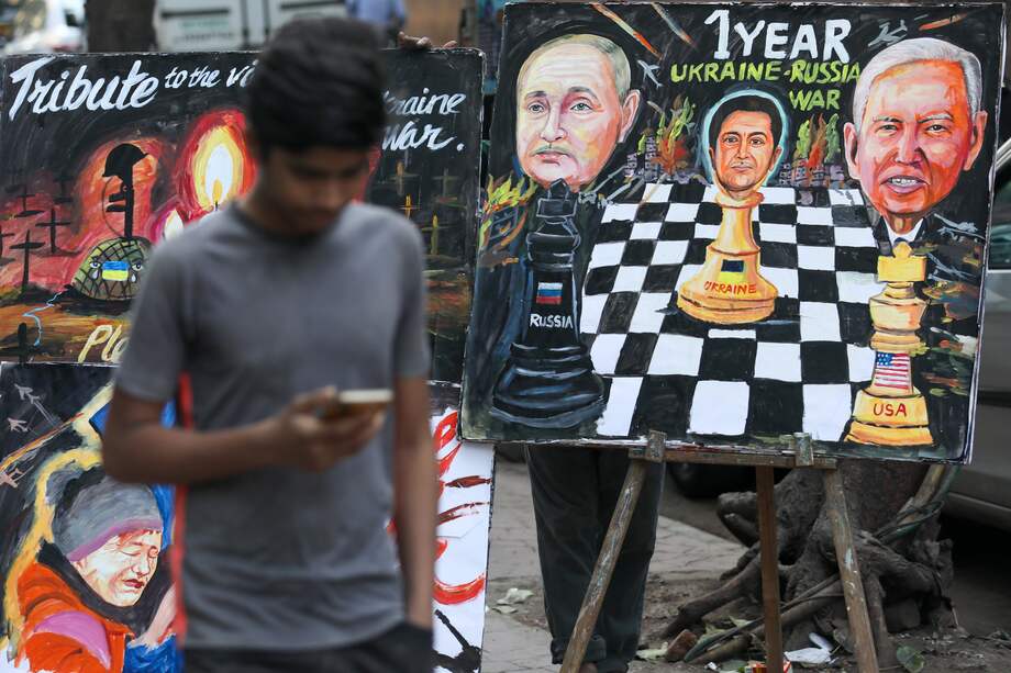Un hombre indio pasa junto a un cuadro pintado por un artista de la Escuela de Arte Gurukul para conmemorar el primer aniversario de la invasión rusa a gran escala de Ucrania, en Bombay, India, el 23 de febrero de 2023.