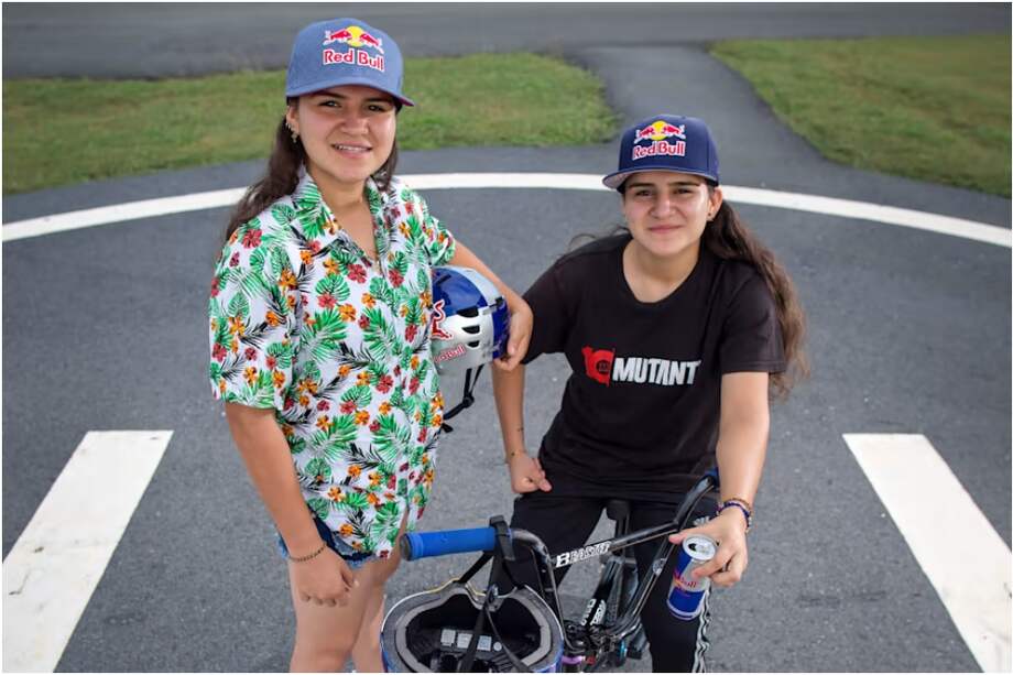 Las gemelas Villegas, Liz y Queen, las reinas del BMX freestyle en Colombia.