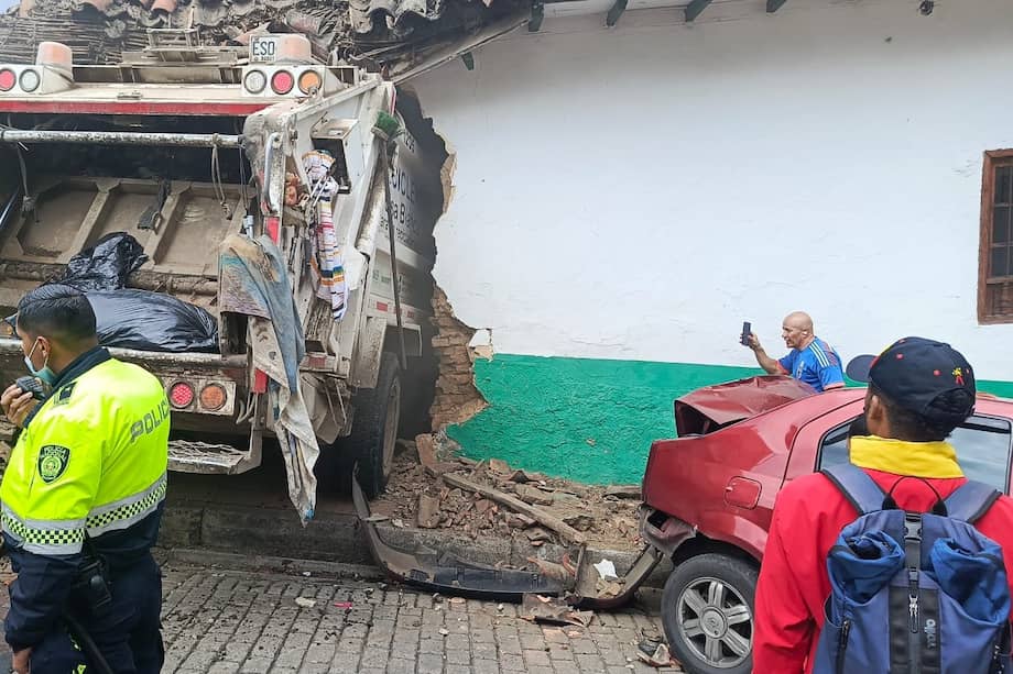 El camión de la basura se estrelló contra una casa patrimonial en la localidad de La Candelaria.