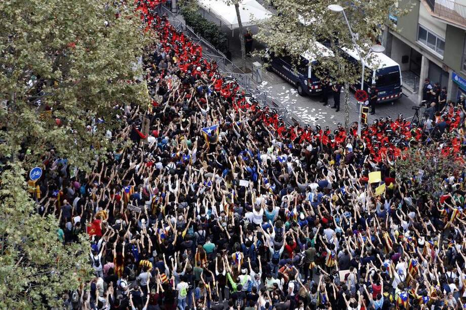 Miles de personas protestaron y se unieron a la huelga convocada en Cataluña. / EFE
