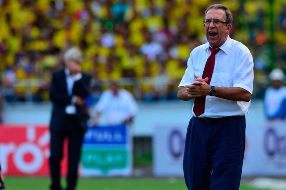 Gerardo Pelusso da indicaciones a sus dirigidos durante el juego que Paraguay perdió contra Colombia. / AFP