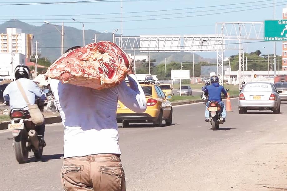 En el recorrido, la carga y el dolor descubren la musculatura del transeúnte, un hombre que día tras día lleva a cuestas su futuro. / “Secuencia de un hombre que camina”.