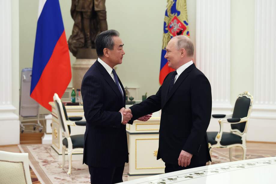 El presidente ruso, Vladimir Putin, se reunió en febrero con Wang Yi, funcionario de la diplomacia china.