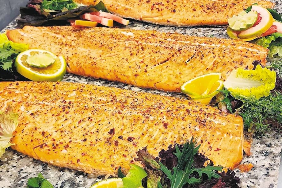 Receta para preparar salmón asado con mayonesa de pesto