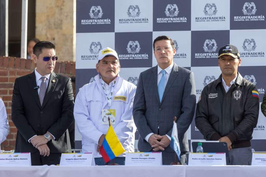 De izquierda a derecha: magistrado Cristian Quiroz (presidente del CNE), procurador Gregorio Eljach, registrador Hernán Penagos y ministro de Defensa, general (r) Pedro Sánchez, durante la instalación de la jornada de votación a los consejos municipales y locales de Juventud.