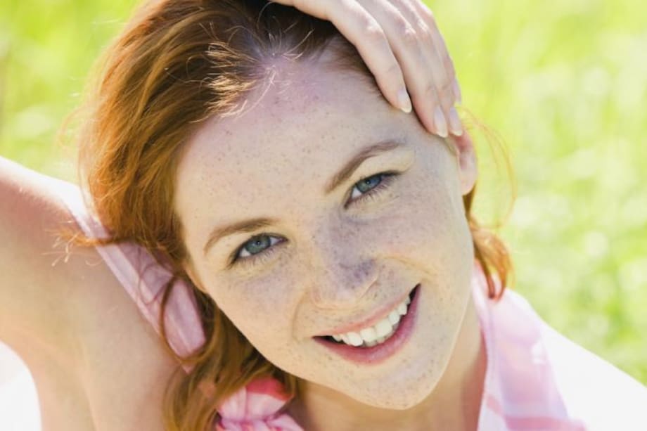 ¿Cómo maquillar rostros pecosos?