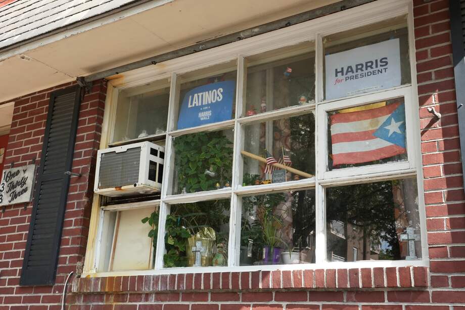 La ventana de una casa de latinos que apoyan a Harris para presidente en Reading, Pensilvania (Estados Unidos).