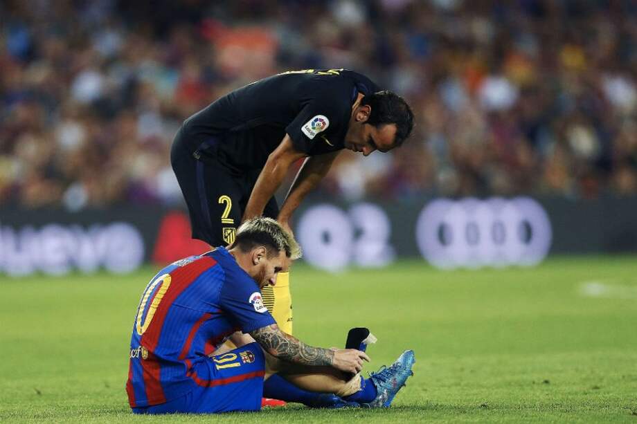Lionel Messi salió lesionado del partido contra el Atlético de Madrid. Foto: AFP