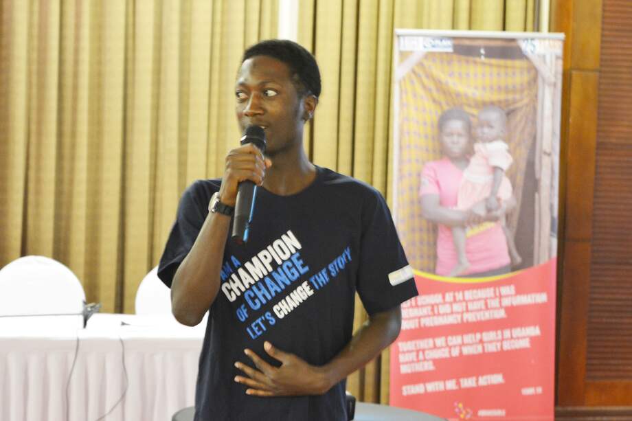 El escritor ugandés Jerry Sesanga, durante la presentación de un corto sobre su novela "La novia bebé". / Cortesía