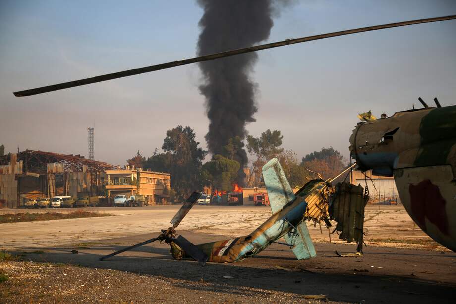 Un helicóptero del ejército sirio averiado en el aeropuerto militar de Nayrab, en Alepo, Siria.