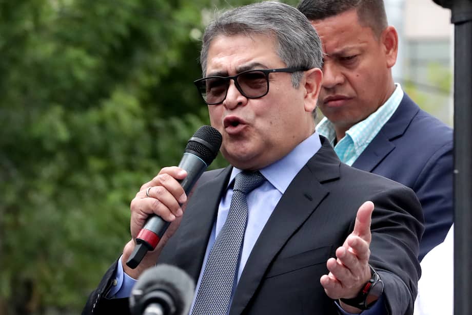El expresidente de Honduras Juan Orlando Hernández (2014-2022) habla a simpatizantes y periodistas este martes, frente a la Corte Suprema de Justicia en Tegucigalpa (Honduras).