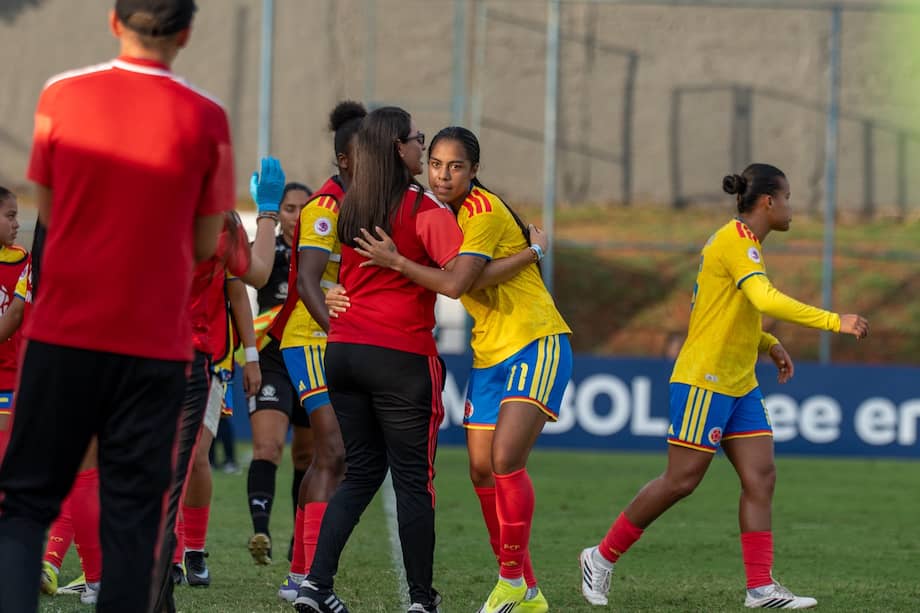 Maithe López celebrando con el banco de Colombia luego de anotar el 1-0 contra Uruguay en el Sudamericano femenino Sub-20.