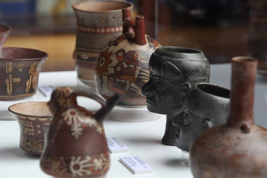 Fotografía de piezas de cerámica de distintas culturas prehispánicas peruanas repatriadas en 2025.