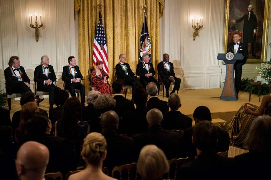 Barack Obama rindió homenaje a "la pasión" demostrada por el actor Dustin Hoffman y la banda de rock Led Zeppelin "desde sus humildes comienzos hasta la cima de su profesión".